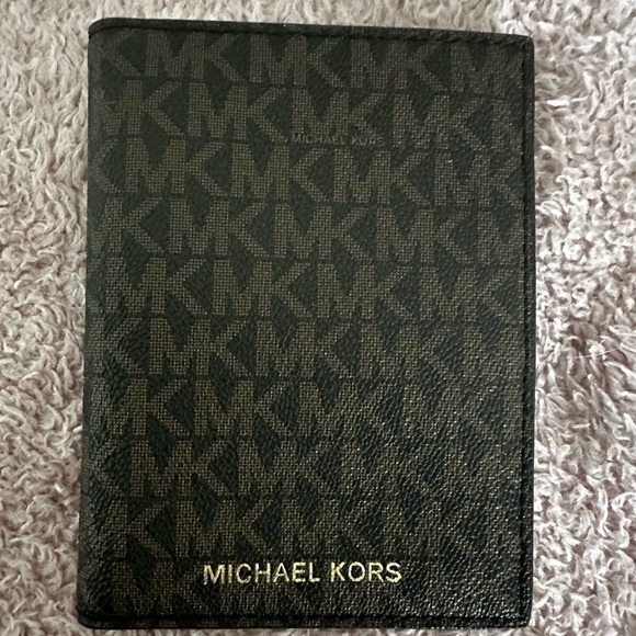 Michael Kors Passport Holder/Wallet - Picture 2 of 3